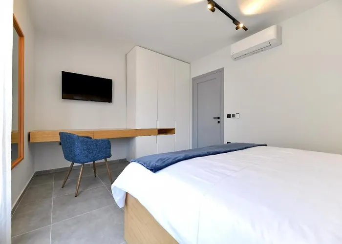 Maris By Belmont Realty *