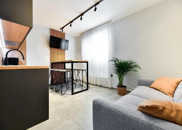 Maris By Belmont Realty アパート